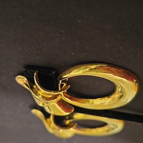 Vintage Larger Gold-Tone Clip-on Earrings - Picture 3 of 6